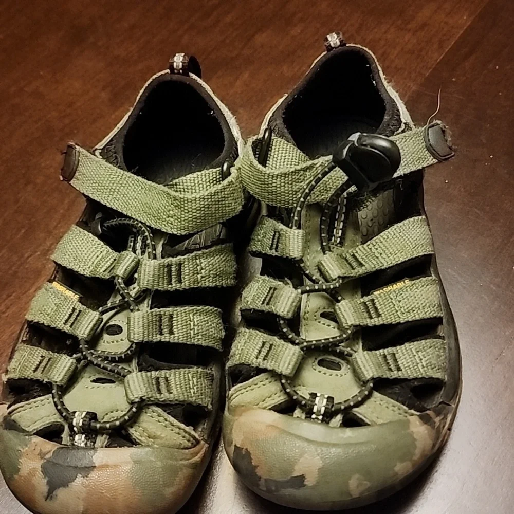 Keen Camo Sandals Big Kids sz 1